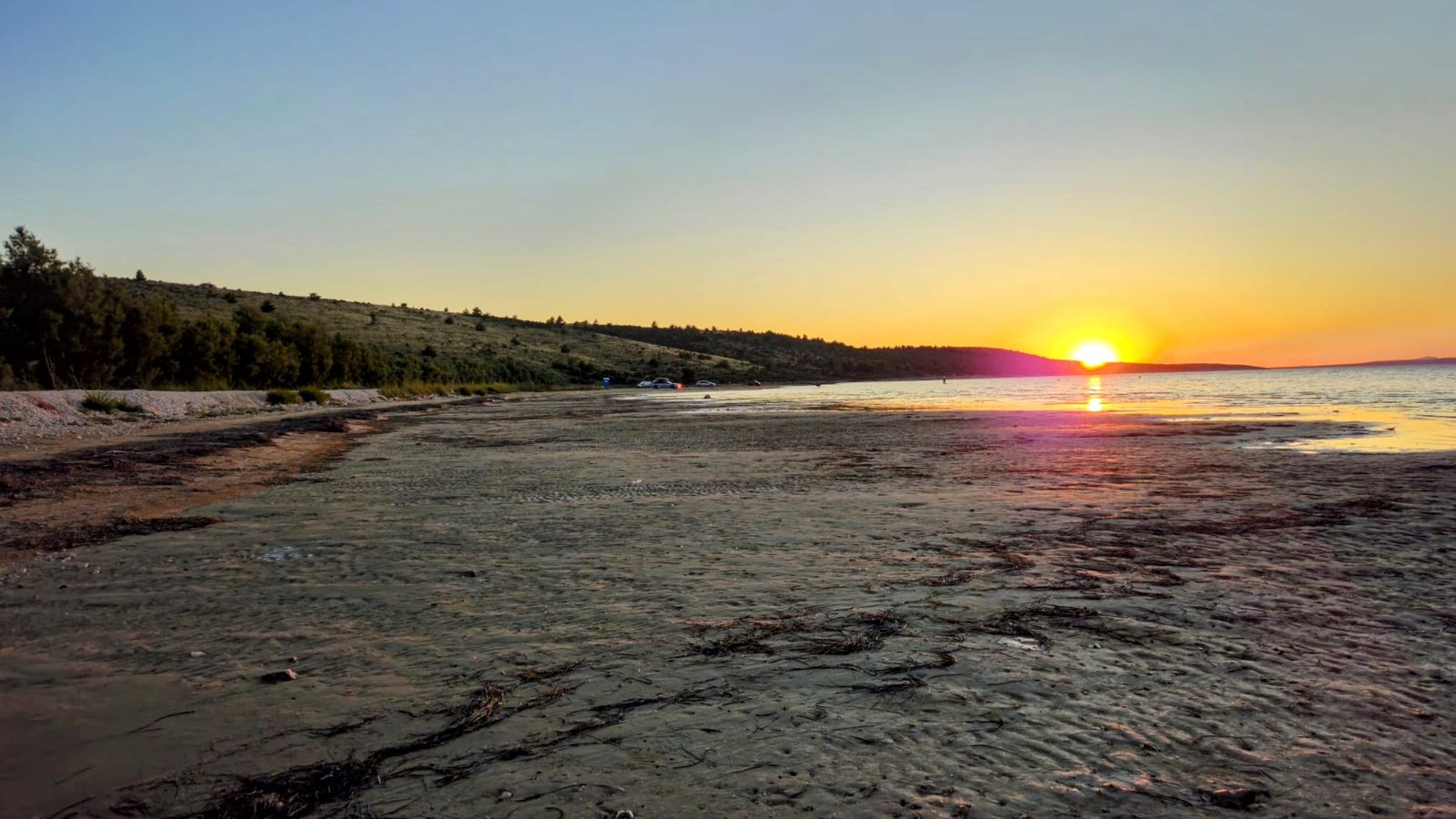 Lokalna plaža i marina blizu kampa Arija